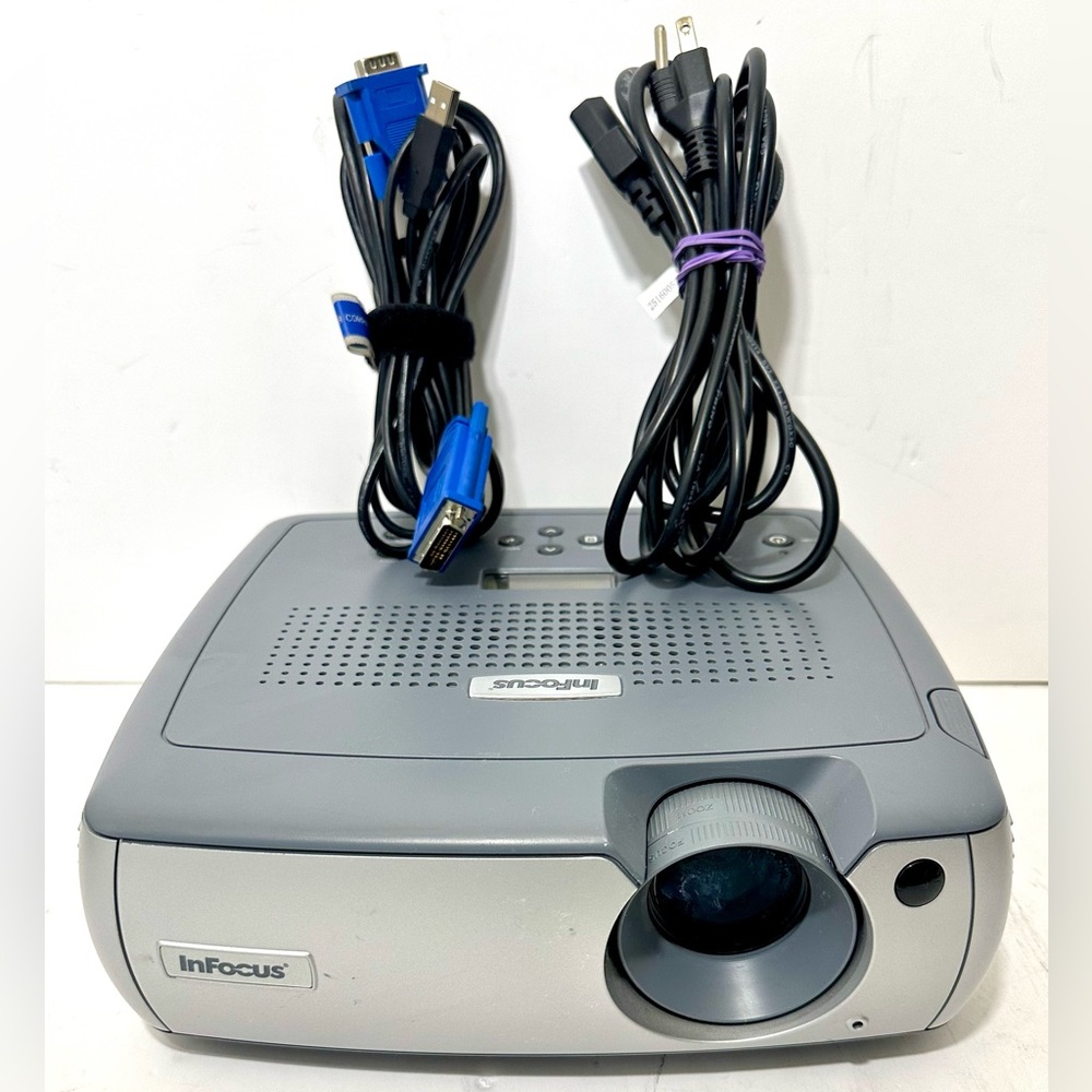 InFocus LP640 DLP Professional Business LCD XGA Conference Video Projector